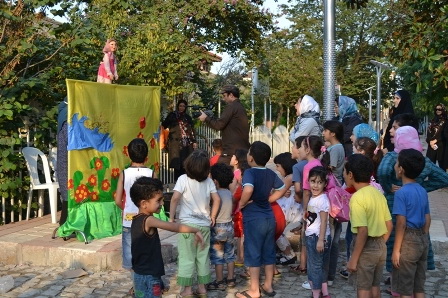 سومين روز جشنواره تئاتر خياباني شهروند لاهيجان از نگاه دوربين